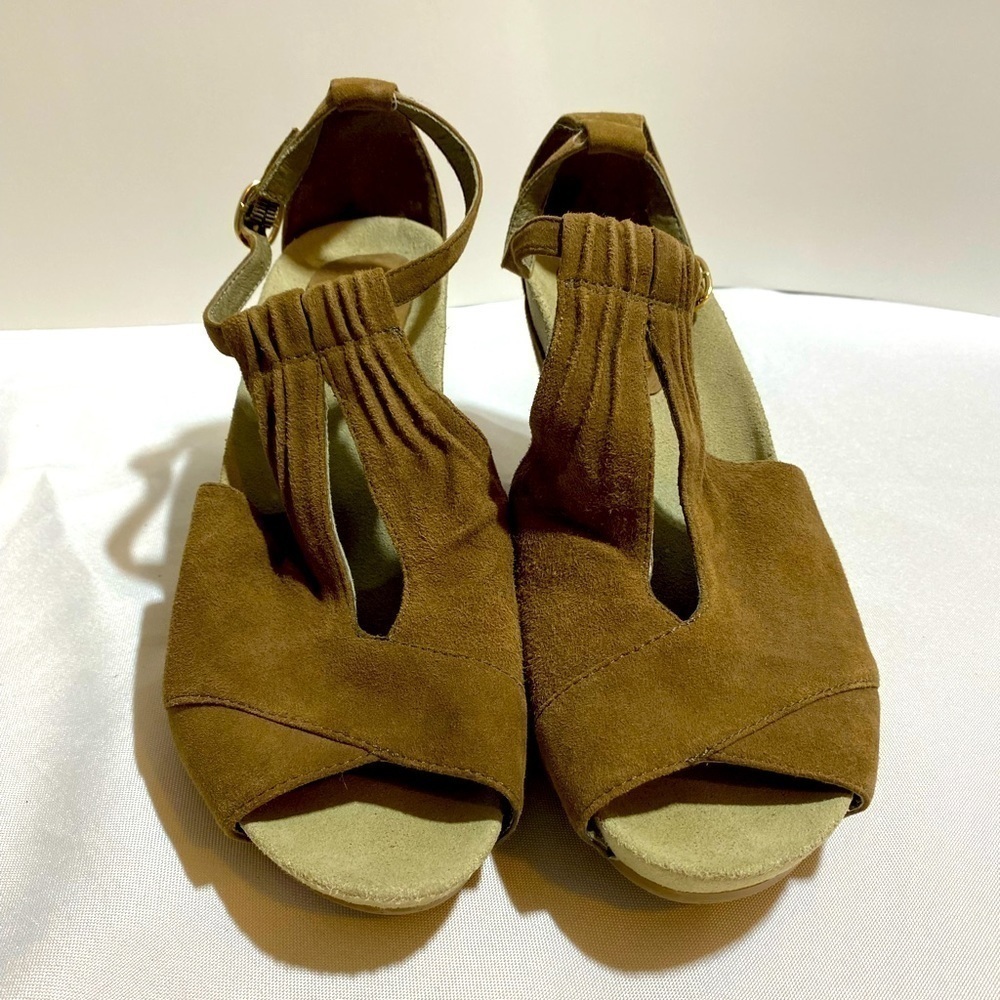 Earthies Veria t strap dark Khaki leather upper Sz 9.5 B barely used